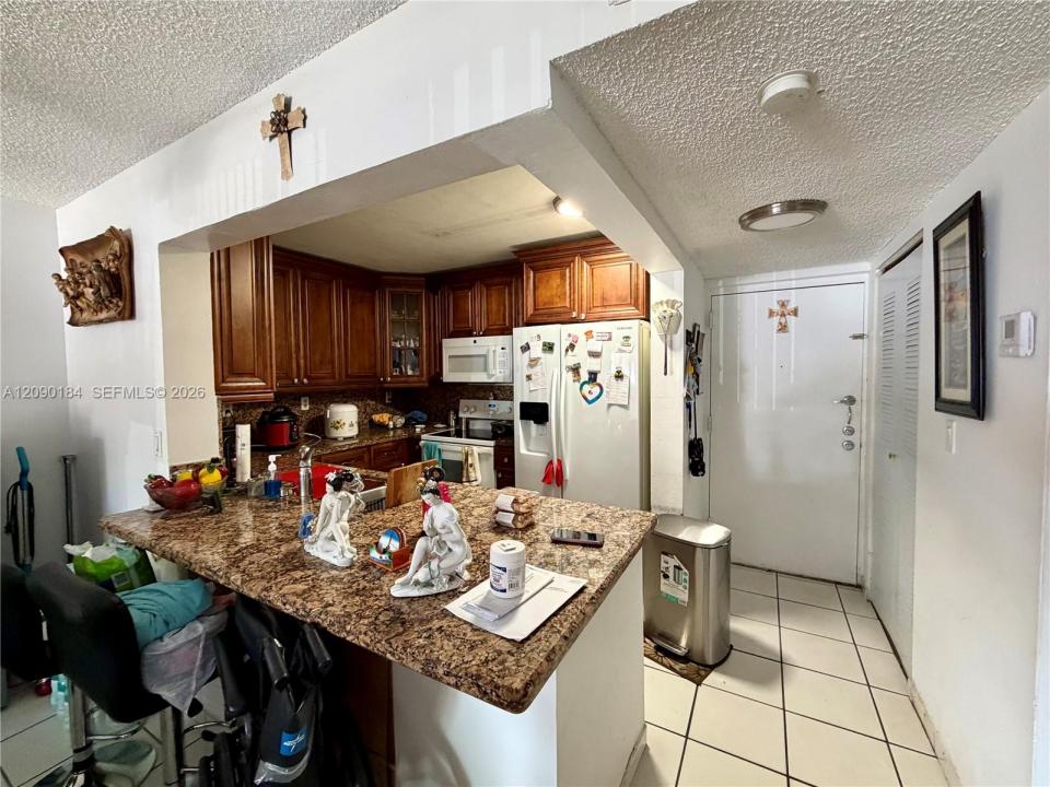 5201 NW 7th St 104, Miami, Floryda 33126, USA