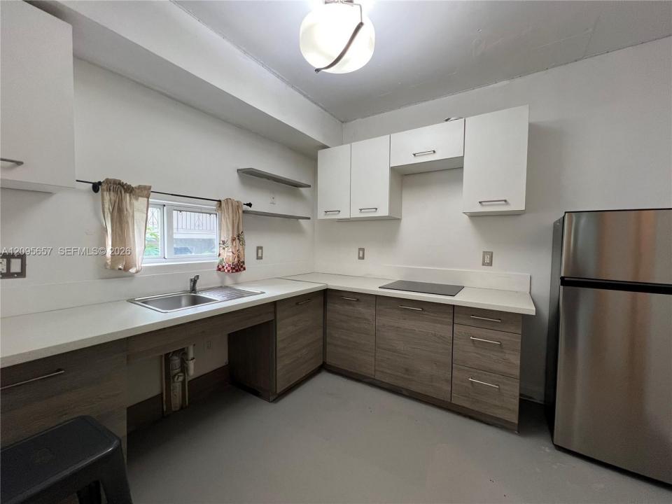 542 SW 3rd St E3, Miami, Floryda 33130, USA