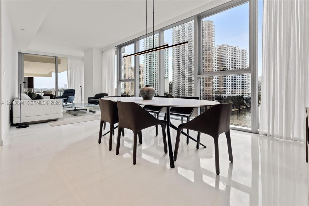 300 Biscayne Boulevard Way 804W, Miami, Floryda 33131, USA