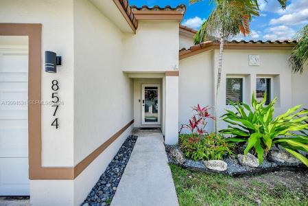 8574 SW 211th Ter, Cutler Bay, Florida 33189, USA