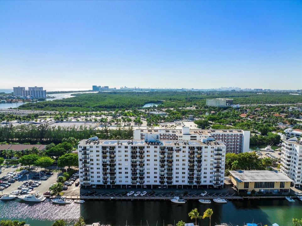 3703 NE 166th St 701, North Miami Beach, Floryda 33160, USA