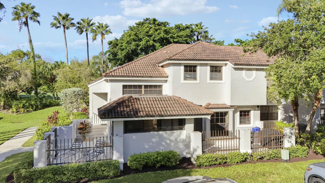587 Prestwick Circle 2, Palm Beach Gardens, Florida 33418