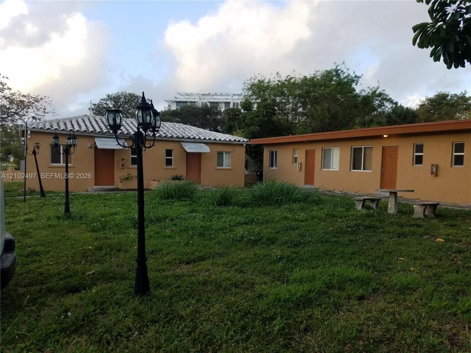 13770 NE 20th Pl 3, North Miami Beach, Floryda 33181, USA