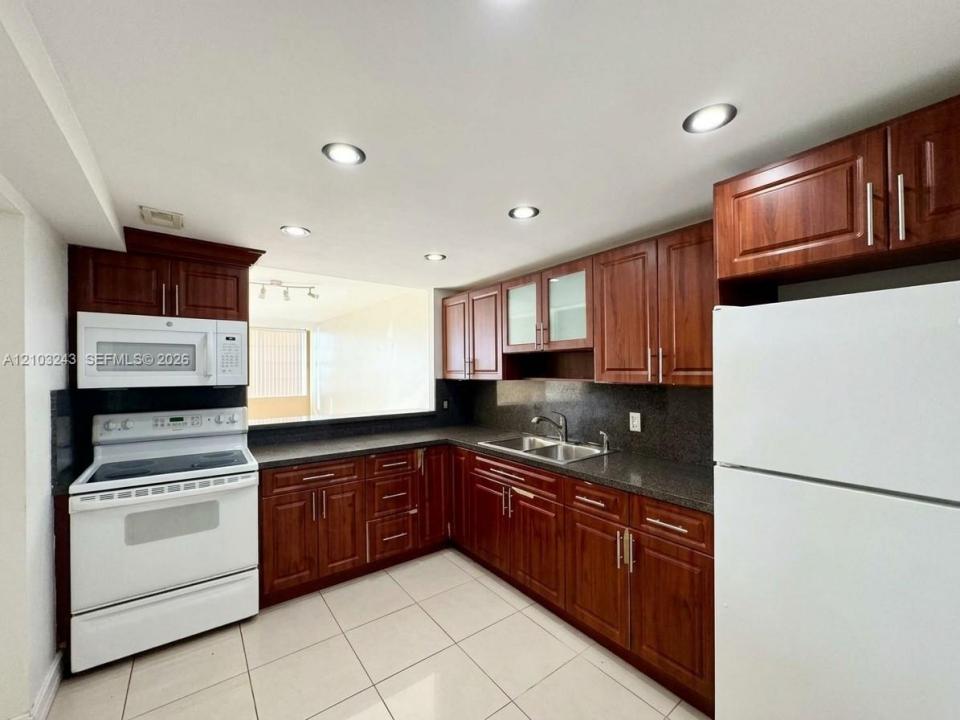 1351 NE Miami Gardens Dr 403E, Miami, Floride 33179, États-Unis