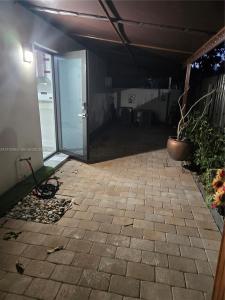 930 NW 32nd Pl back right, Miami, Florida 33125, USA