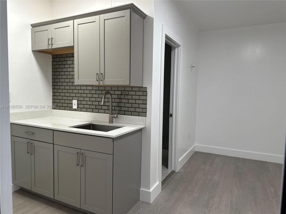 933 NW 32nd Pl 1, Miami, פלורידה 33125, ארצות הברית של אמריקה