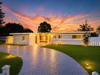 561 NE 172nd St, North Miami Beach, 佛罗里达州 33162, 美国