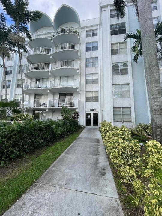 494 NW 165th St Rd C-105, Miami, Flórida 33169, Estados Unidos