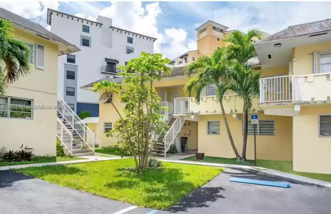 7308 SW 82nd St A112, Miami, Floryda 33143, USA