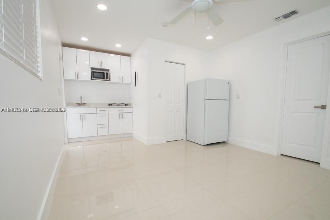 233-B NW 53rd Ave 1, Miami, フロリダ 33126, アメリカ合衆国
