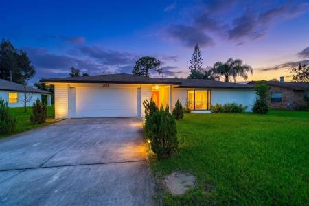 1657 SE Clearmont Street, Port St. Lucie, Florida 34983, Estados Unidos