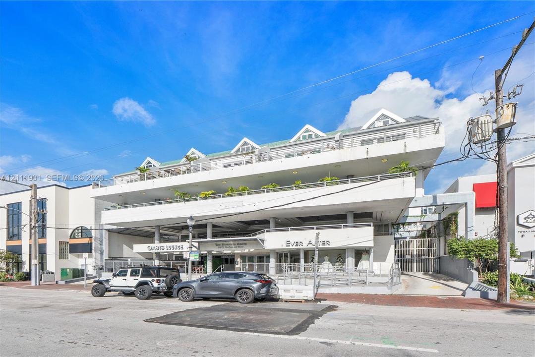 2977 Mcfarlane Rd 9, Miami, Floryda 33133, USA