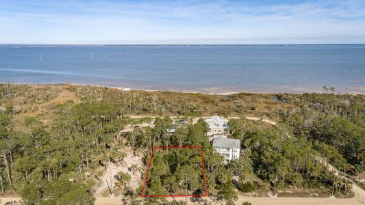 701 E Pine Ave, St George Island, Florida 32328, USA
