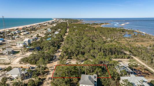 701 E Pine Ave, St George Island, Florida 32328, USA