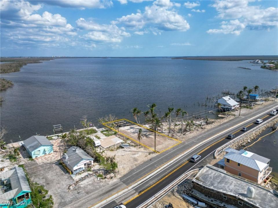 4225-4227 Pine Island Road NW, Matlacha, Florida 33993, USA