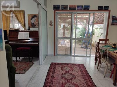 התפוח, Herzliya, Israel