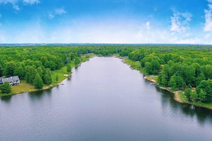 9482 Fawn Lake Dr, Canadian Lakes, Michigan 49346, USA