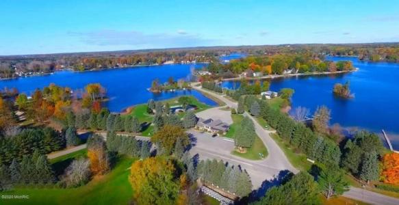 9482 Fawn Lake Dr, Canadian Lakes, Michigan 49346, USA