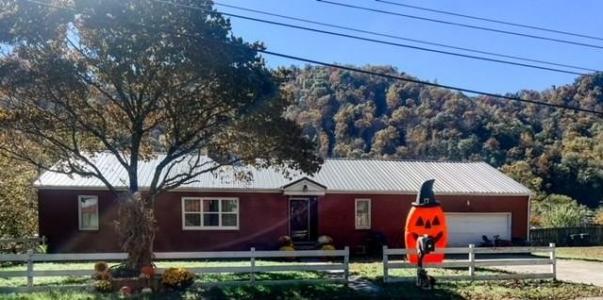 2728 South Lake Drive, Prestonsburg, Kentucky 41653, USA