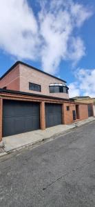 Principal Casa de dos niveles amplia terraza y áreas sociales Urb Parque el Retiro San Antonio de Los Altos, San Antonio De Los Altos, Miranda 00001, Venezuela