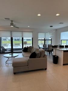 11998 SW Old Stream Lane, Port Saint Lucie, Flórida 34987, Estados Unidos