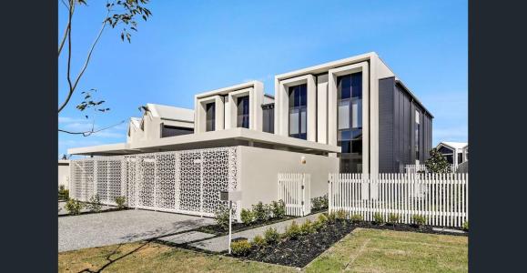 1 Sanctuary Court, Mermaid Waters, QLD 4218, Australia