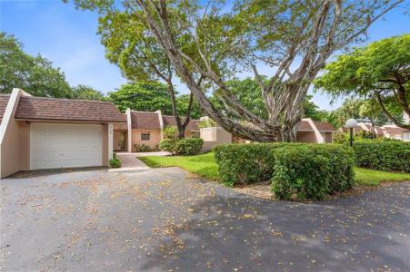 3753 Oaks Clubhouse Drive P-4, Pompano Beach, Florida 33069, Estados Unidos