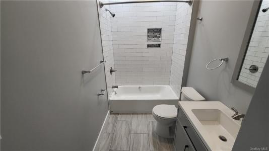 826 Main Street 2, Poughkeepsie, New York 12603, Stati Uniti