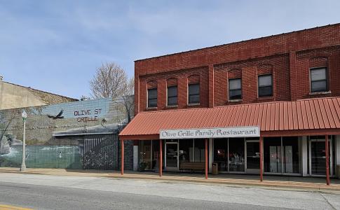 15 East Olive Street, Aurora, Missouri 65605, USA