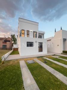 Jacarandas 63,, Chapala, Jalisco 45900, México