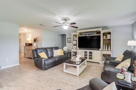 406 E Petunia Drive, Long Beach, Mississippi 39560, Estados Unidos