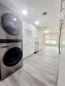 6514 Garden Avenue Front, West Palm Beach, Florida 33405, USA