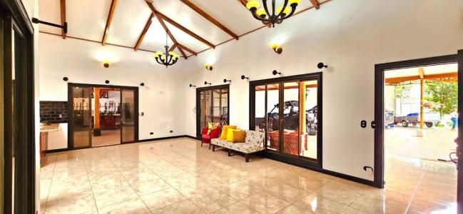 Rodeo diagonal a Memo Market , Colón Mora, San José 10701, Коста-Рика