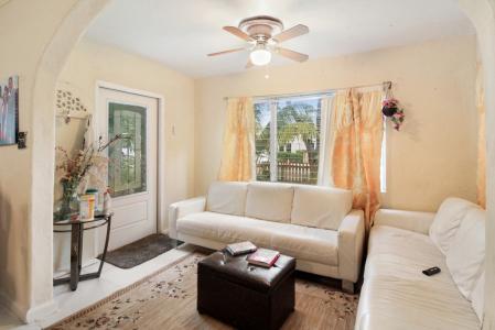 947 39th Court, West Palm Beach, Florida 33407, USA