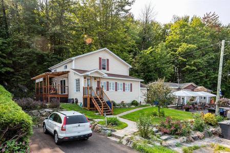 121-125 Rue Principale O., Sainte-Anne-de-la-Rochelle, Quebec J0E 2B0, Canada