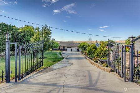 612 W Edison Avenue, Sunnyside, Washington 98944
