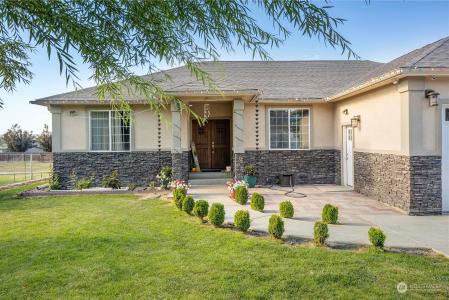 612 W Edison Avenue, Sunnyside, Washington 98944