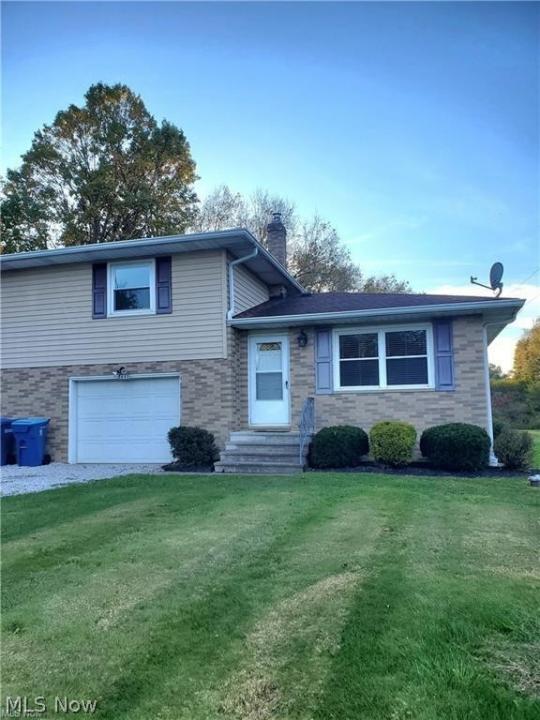 2448 Twin Lakes Drive, Uniontown, Ohio 44685