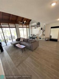 11011 N Lakeview Dr, Pembroke Pines, Florida 33026