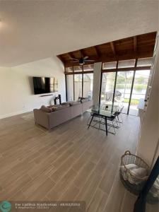11011 N Lakeview Dr, Pembroke Pines, Florida 33026