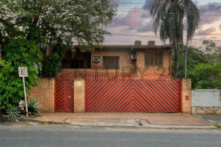 Denis Roa entre Enciso Velloso y Bruselas , Ycuá Satí, Asunción 00001, Paraguay