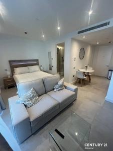 0/1, 196, EuroCity, Westside, Gibraltar