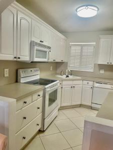 2700 Sunrise Lakes Drive W #301, Sunrise, Florida 33322, USA