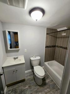 165 Central Pl  1st Floor, City Of Orange Twp., New Jersey 07050-3867, États-Unis