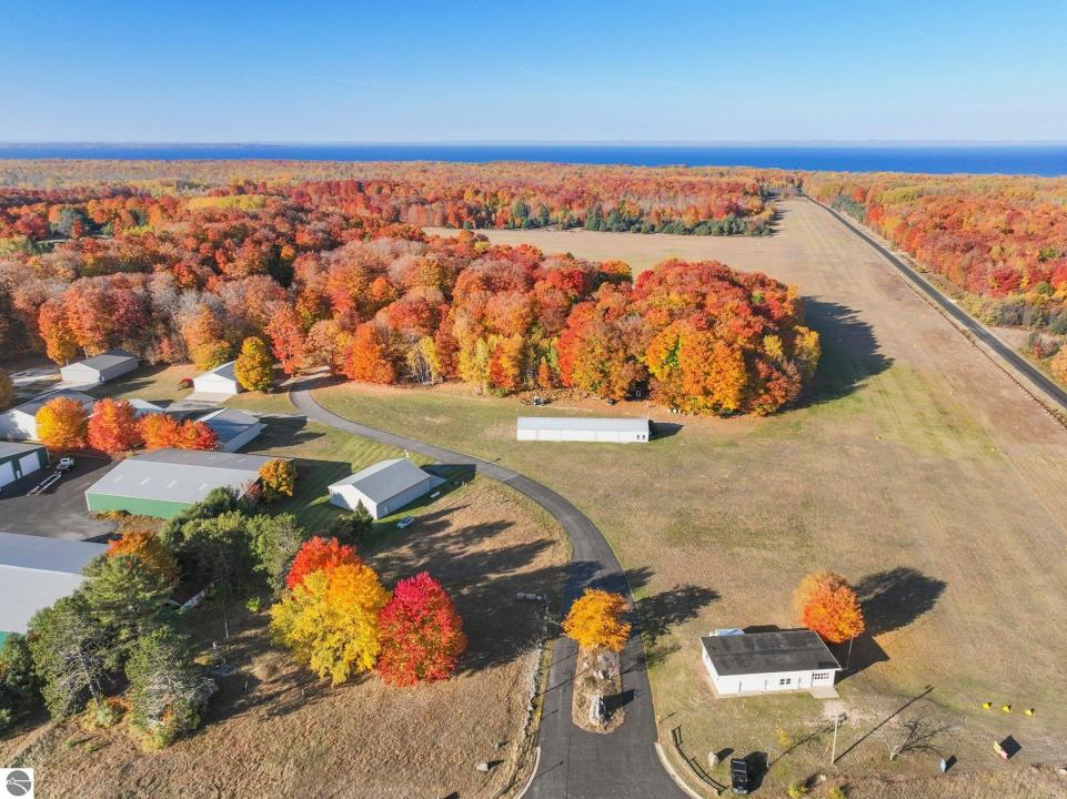1204 Hangar Way, Kewadin, Michigan 49648, Stati Uniti