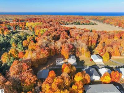1204 Hangar Way, Kewadin, Michigan 49648, Stati Uniti