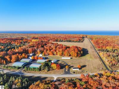 1204 Hangar Way, Kewadin, Michigan 49648, Stati Uniti