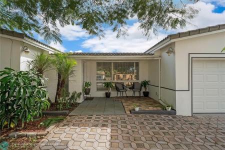 10484 NW 3rd St, Plantation, Florida 33324