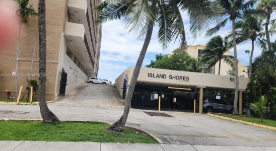 2903 NE 163 ST 405, North Miami Beach, Florida 33160, USA