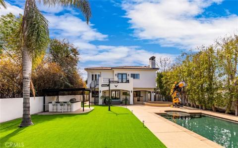 23123 Oxnard Street, Woodland Hills, California 91367, USA